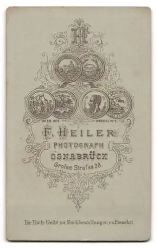 Fotografie F. Heiler, Osnabrück, Grosse Strasse 28, Porträt einer Dame an einem Tisch