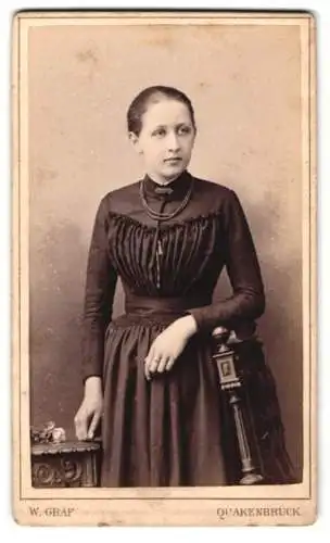 Fotografie Wilhelm Gräf, Quakenbrück, Elegante Dame mit Stuhl