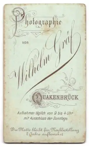 Fotografie Wilhelm Gräf, Quakenbrück, Elegante Dame mit Stuhl