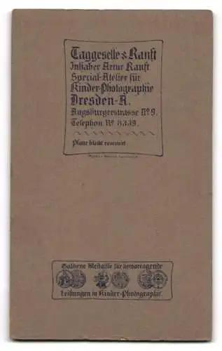Fotografie Taggeselle & Ranft, Dresden, Augsburgerstrasse Nr. 9, Dame mit Buch