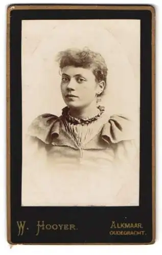 Fotografie W. Hooyer, Alkmaar, Oudegracht, Porträt einer jungen Frau