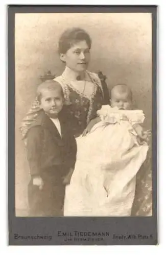 Fotografie Emil Tiedemann, Braunschweig, Friedr. Wilh. Platz 5, Mutter mit zwei Kindern