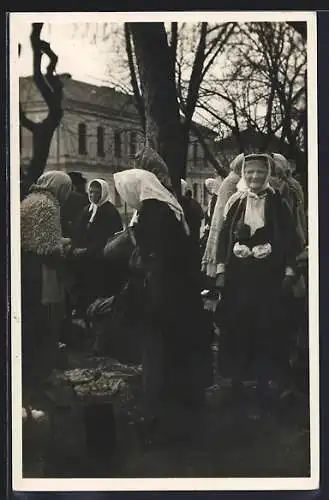 AK Trebinje, Bosnierinnen in Volkstracht auf dem Markt