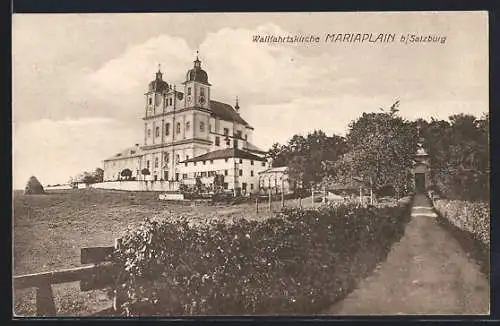 AK Mariaplain bei Salzburg, Strassenpartie mit Blick zur Wallfahrtskirche