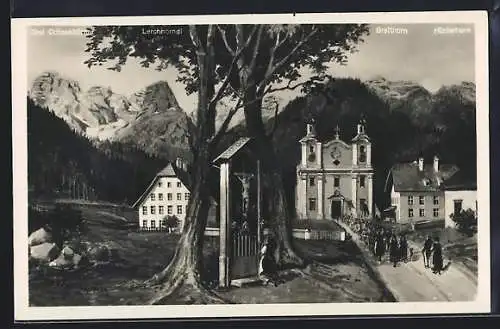 AK Kirchental bei Lofer, Ortspartie an der Kirche, Blick gegen Lerchhörndl, Breithorn und Hinterhorn