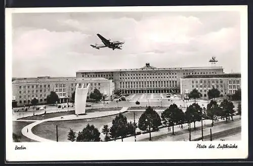 AK Berlin-Tempelhof, Platz der Luftbrücke mit Flugzeug