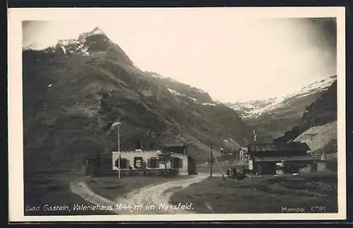 AK Valeriehaus im Nassfeld, Berghütte gegen verschneite Gipfel