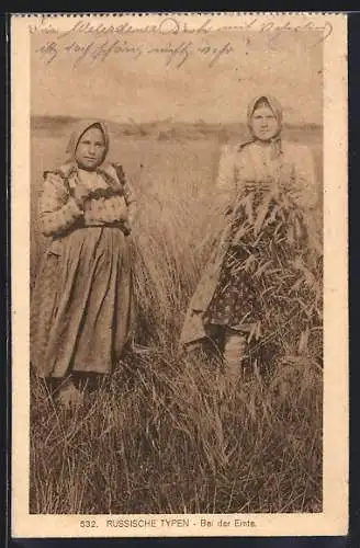 AK Russische Bäuerinnen bei der Ernte auf dem Feld