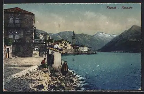 AK Perast / Perasto, Passanten am steinigen Ufer, Blick zu den Bergen