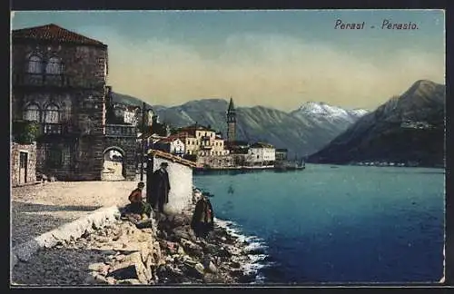 AK Perast / Perasto, Passanten am steinigen Ufer, Blick zu den Bergen