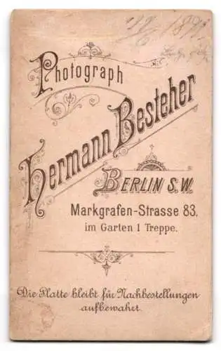 Fotografie Hermann Besteher, Berlin S.W., Markgrafenstrasse 83, Portrait einer Frau mit hochgeschlossenem Kleid