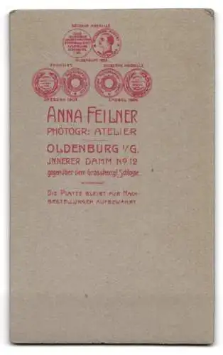 Fotografie Anna Feilner, Oldenburg, Jnnrerer Damm 12, Kind auf Stuhl