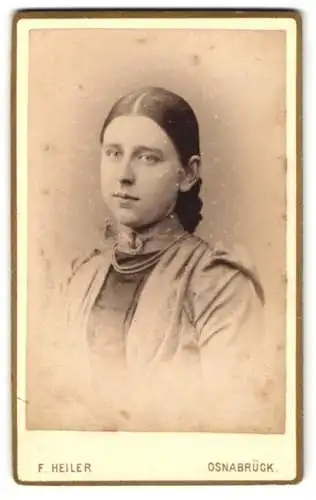 Fotografie F. Heiler, Osnabrück, Grosse Strasse 28, Porträt einer jungen Frau