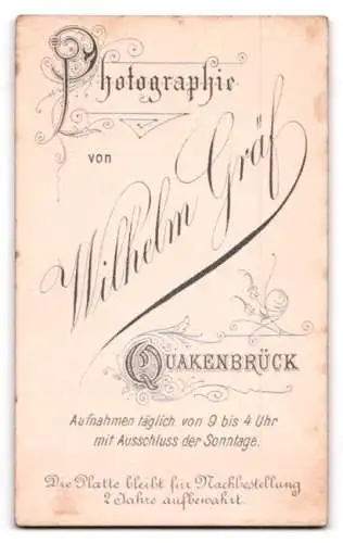 Fotografie Wilhelm Gräf, Quakenbrück, Kleinkind auf einem gepolsterten Sessel