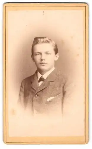 Fotografie Gustav Schultze, Naumburg, Lindenstrasse 4, Portrait eines jungen Mannes