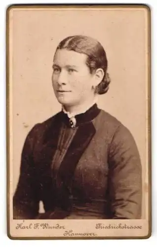 Fotografie Karl F. Wunder, Hannover, Friedrichstrasse, Porträt einer Frau mit elegantem Kleid