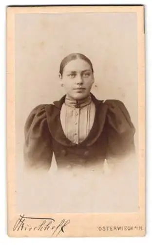 Fotografie H. Kirchoff, Osterwieck, Porträt einer jungen Frau in eleganter Kleidung