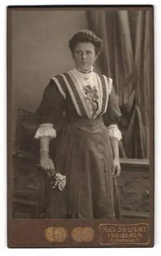 Fotografie Max Seifert, Freiberg, Poststrasse 11, Frau mit Blumenstrauss