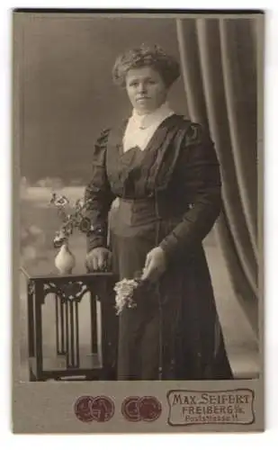 Fotografie Max Seifert, Freiberg, Poststrasse 11, Frau mit Blumen