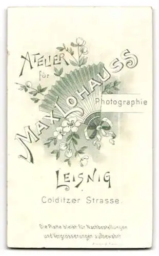 Fotografie Max Lohauss, Leisnig, Colditzer Strasse, Porträt einer Frau mit Blumenstrauss
