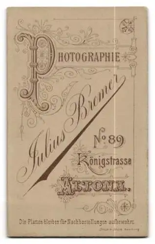 Fotografie Julius Bremer, Altona, Königstrasse 89, Porträt eines Kleinkinds im Stuhl