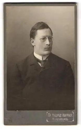 Fotografie Fr. Hoefle, Augsburg, Porträt eines Mannes mit Brille