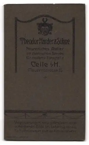 Fotografie Theodor Harder &amp Söhne, Celle, Mauerstrasse 35, Junge Frau mit Buch auf Stuhl