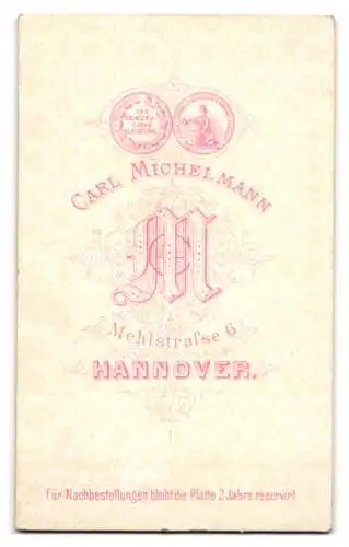 Fotografie Carl Michelmann, Hannover, Mehlstrasse 6, Porträt eines eleganten Herrn im Anzug