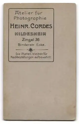 Fotografie Heinr. Cordes, Hildesheim, Zingel 36, Porträt einer Dame in eleganter Bluse