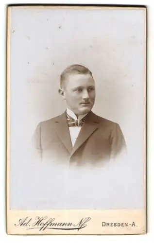 Fotografie Ad. Hoffmann, Dresden, Waisenhausstr. 38, Porträt eines jungen Mannes