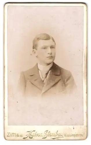 Fotografie Heinr. Strube, Zittau, Lessingstrasse 14, Portrait eines jungen Mannes