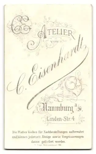 Fotografie C. Eisenhardt, Naumburg, Linden-Str. 4, Sitzendes Kleinkind in weissem Kleid