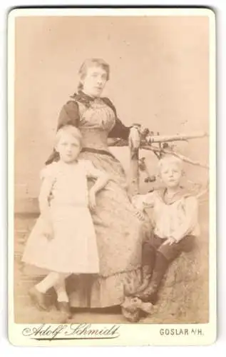 Fotografie Adolf Schmidt, Goslar, Breitestr. 92, Frau mit zwei Kindern