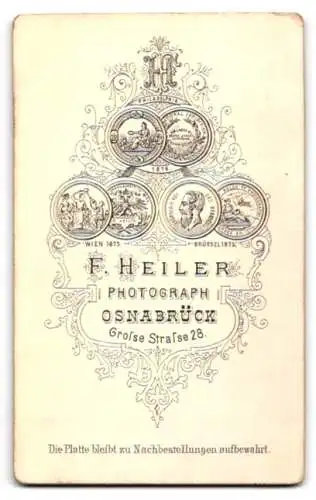 Fotografie F. Heiler, Osnabrück, Grosse Strasse 28, Porträt einer jungen Frau in elegantem Kleid