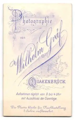 Fotografie Wilhelm Gräf, Quakenbrück, Kleinkind in weissem Kleid auf Fell