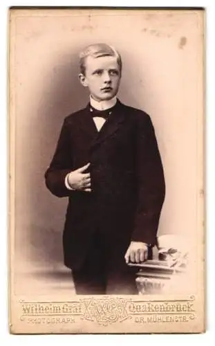 Fotografie Wilhelm Gräf, Quakenbrück, Gr. Mühlenstr., Porträt eines Jungen in eleganter Kleidung