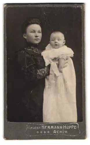 Fotografie Hermann Hoppe, Achim, Frau mit Baby in weissem Kleid