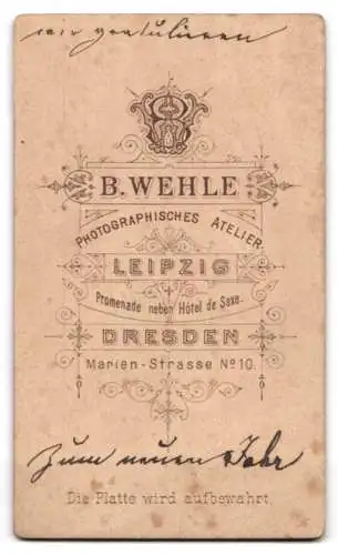 Fotografie B. Wehle, Leipzig, Promenade, Ein elegantes älteres Ehepaar