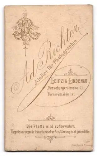 Fotografie Ad. Richter, Leipzig-Lindenau, Merseburgerstrasse 61, Porträt einer Dame in eleganter Kleidung