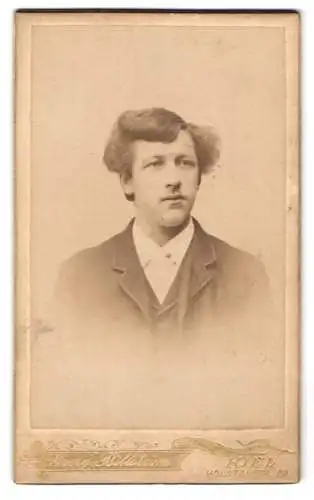 Fotografie Georg Billström, Kiel, Holstenstrasse 22, Porträt eines jungen Mannes