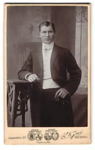 Fotografie L. W. Jue, Dessau, Leopoldstr. 27, Porträt eines eleganten jungen Mannes