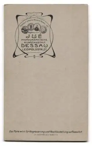 Fotografie L. W. Jue, Dessau, Leopoldstr. 27, Porträt eines eleganten jungen Mannes