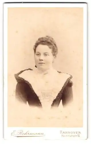 Fotografie E. Rohrmann, Hannover, Heinrichstr. 15, Portrait einer jungen Frau