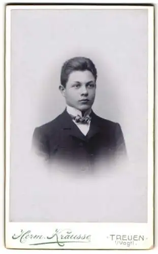 Fotografie Herm. Krausse, Treuen, Bahnhofstrasse, Portrait eines jungen Mannes