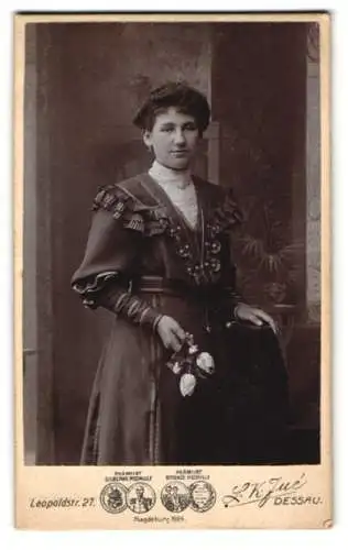 Fotografie L. W. Jue, Dessau, Leopoldstr. 27, Elegante Dame mit Blumen