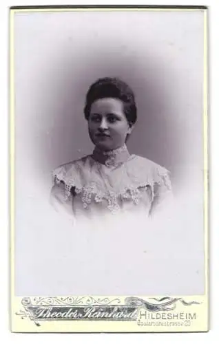 Fotografie Theodor Reinhard, Hildesheim, Goslarschestrasse 23, Porträt einer Dame in eleganter Kleidung