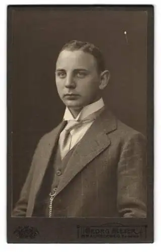 Fotografie Georg Meyer, Braunschweig, Bankplatz 3, Porträt eines jungen Mannes