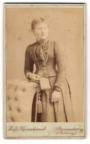 Fotografie Wilh. Kleinschmidt, Braunschweig, Bohlweg 8, Elegante Frau in tailliertem Kleid