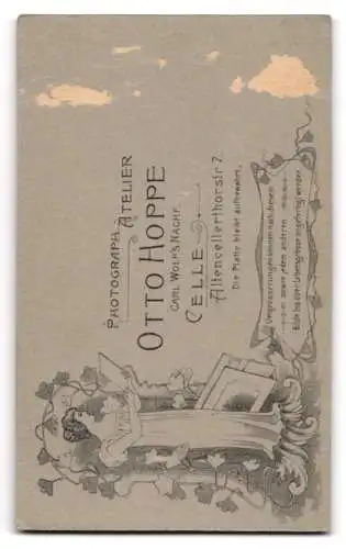 Fotografie Otto Hoppe, Celle, Altencellerthor Str. 7, Dame im eleganten Kleid