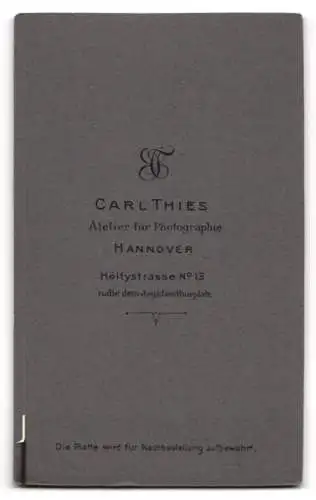 Fotografie Carl Thies, Hannover, Höltystrasse 13, Dame im eleganten Kleid